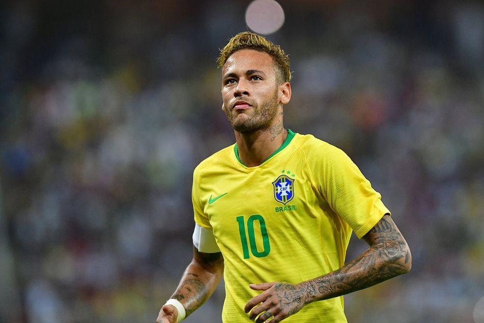 萨拉赫落选！利物浦仅19人出征欧冠 纯血边锋只剩1人（萨拉赫未入选！利物浦欧冠仅19人随队 纯血边锋仅余一人）