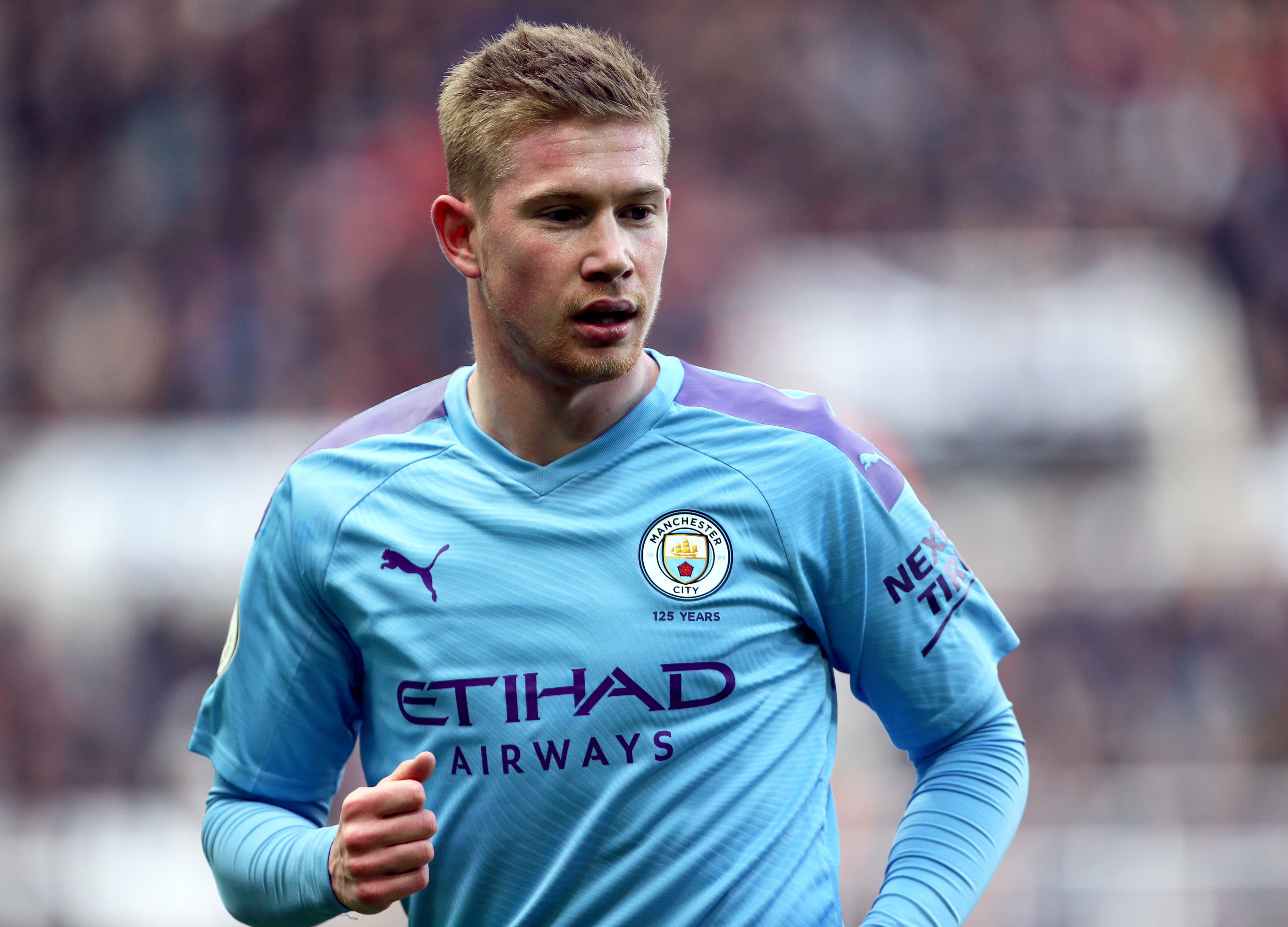 吉鲁帽子戏法助阿森纳3-0胜奥林匹亚科斯晋级欧冠16强（吉鲁上演帽子戏法，阿森纳3-0击败奥林匹亚科斯挺进欧冠16强）