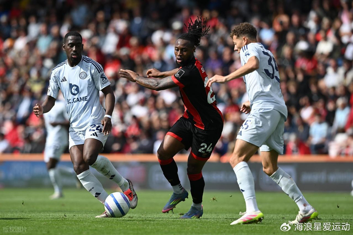 曼联前锋齐尔克泽面临转会，俱乐部对其持开放态度，但仍在培养塞斯科，寻求锋线补充，转会市场激烈争夺中。