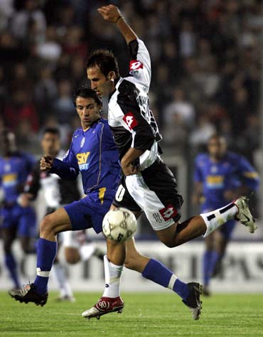 收获满满！大巴黎官方晒海报：6座冠军闪耀全场（满载荣誉！巴黎圣日耳曼发布海报：六座冠军奖杯耀眼全场）