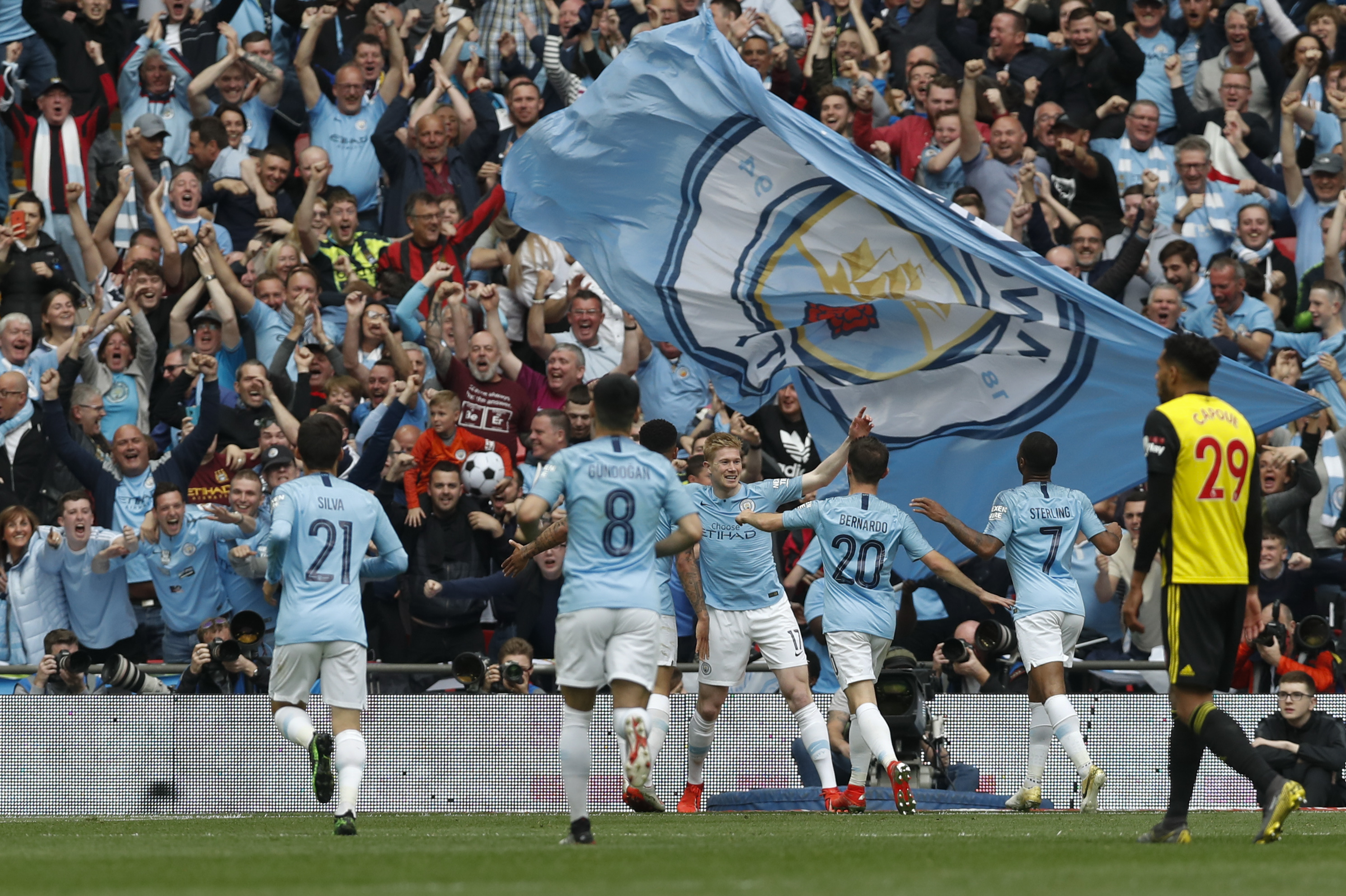 记者：吴少聪发烧，今日出席国安赛前发布会球员调整为张玉宁