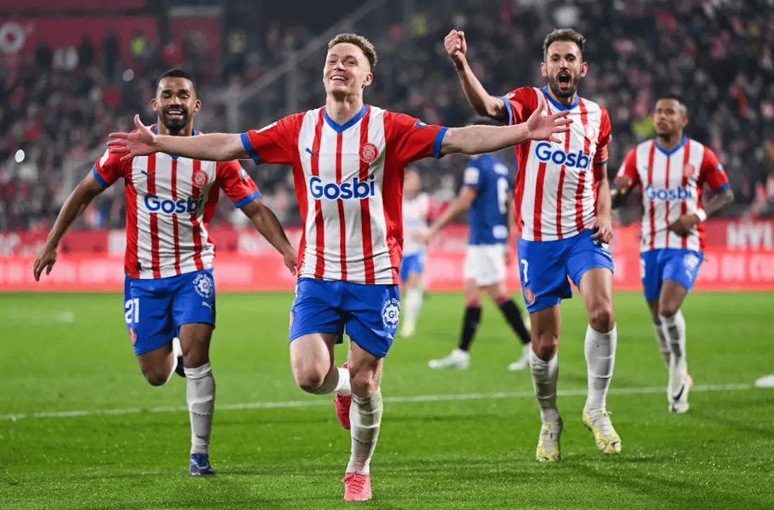 塞内加尔vs博茨瓦纳比赛中，一位球迷身着棱镜装、戴面具观战（塞内加尔战博茨瓦纳：一名球迷穿棱镜装戴面具现身看台）