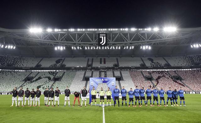 U22国足力克韩国U22，球迷在球员谢场时高喊“雄起”