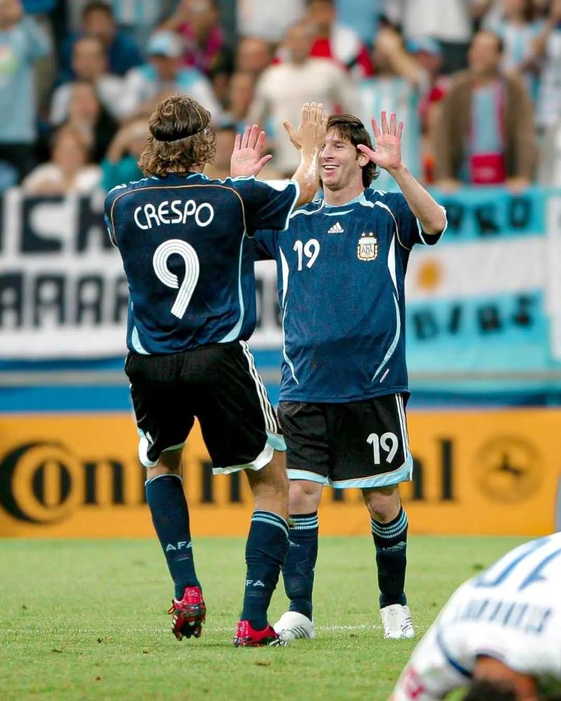 阿斯：莱万经纪人已联系沙特球队（阿斯：莱万经纪人已与沙特俱乐部联系）