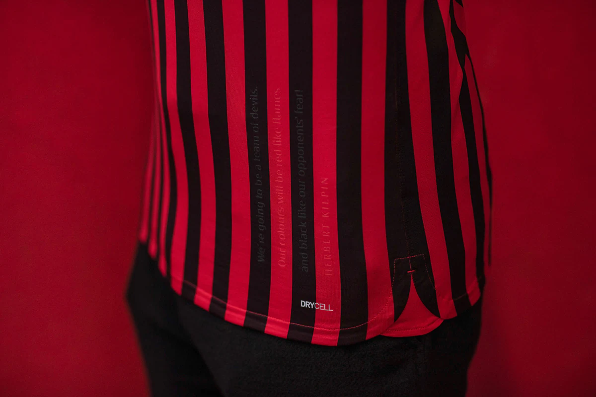 足球巴萨公布主力中场伤情，将缺阵一月