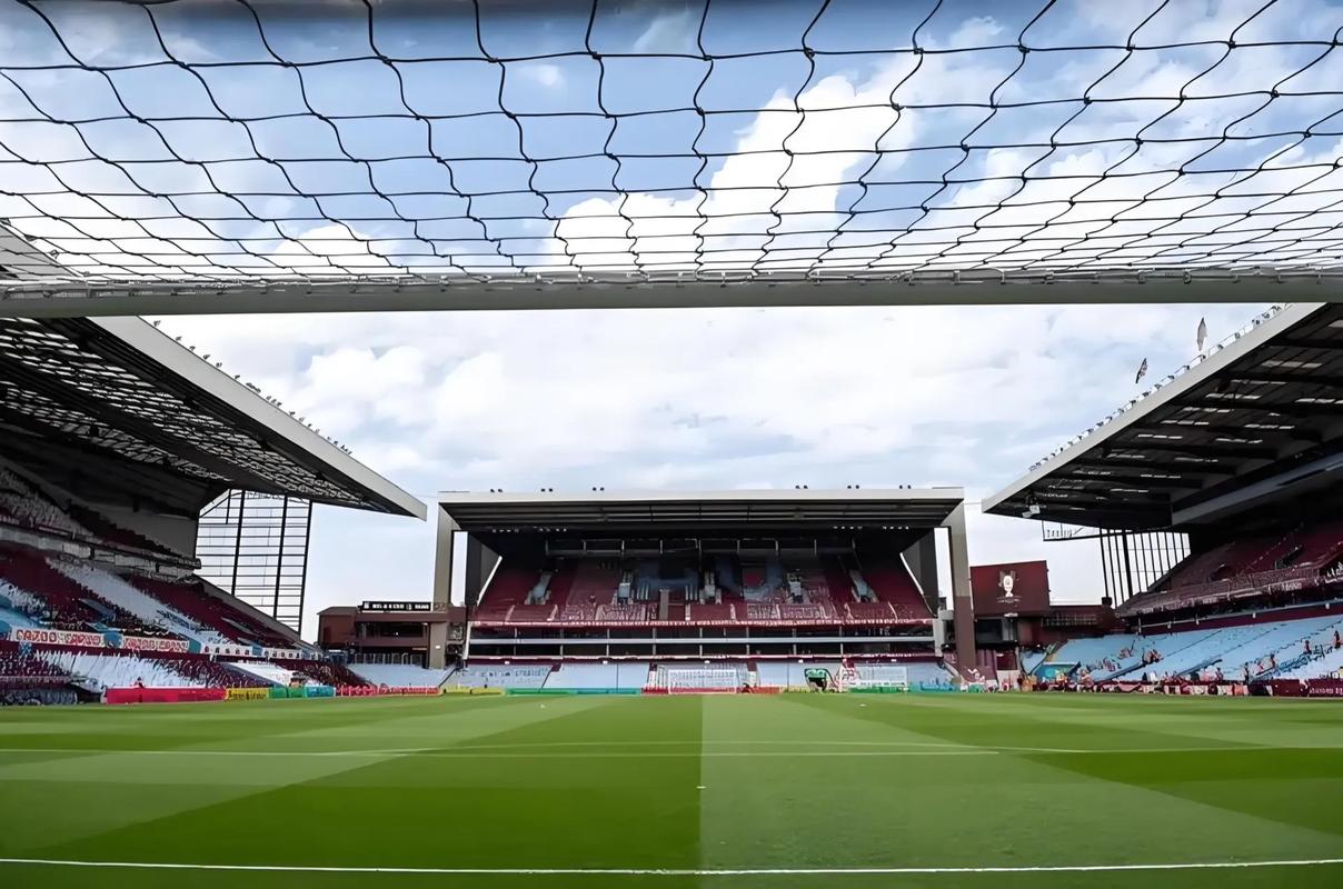 二娃回家了！穆勒现身拜仁主场，观战球队对阵美因茨（二娃归来！穆勒现身安联观战拜仁对阵美因茨）