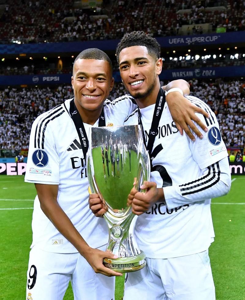 曼联接洽英超中场跑不死，或替代巴莱巴成目标！切尔西已直接问价（曼联洽谈英超铁肺中场，或改以其取代巴莱巴为新目标；切尔西已直接询价）